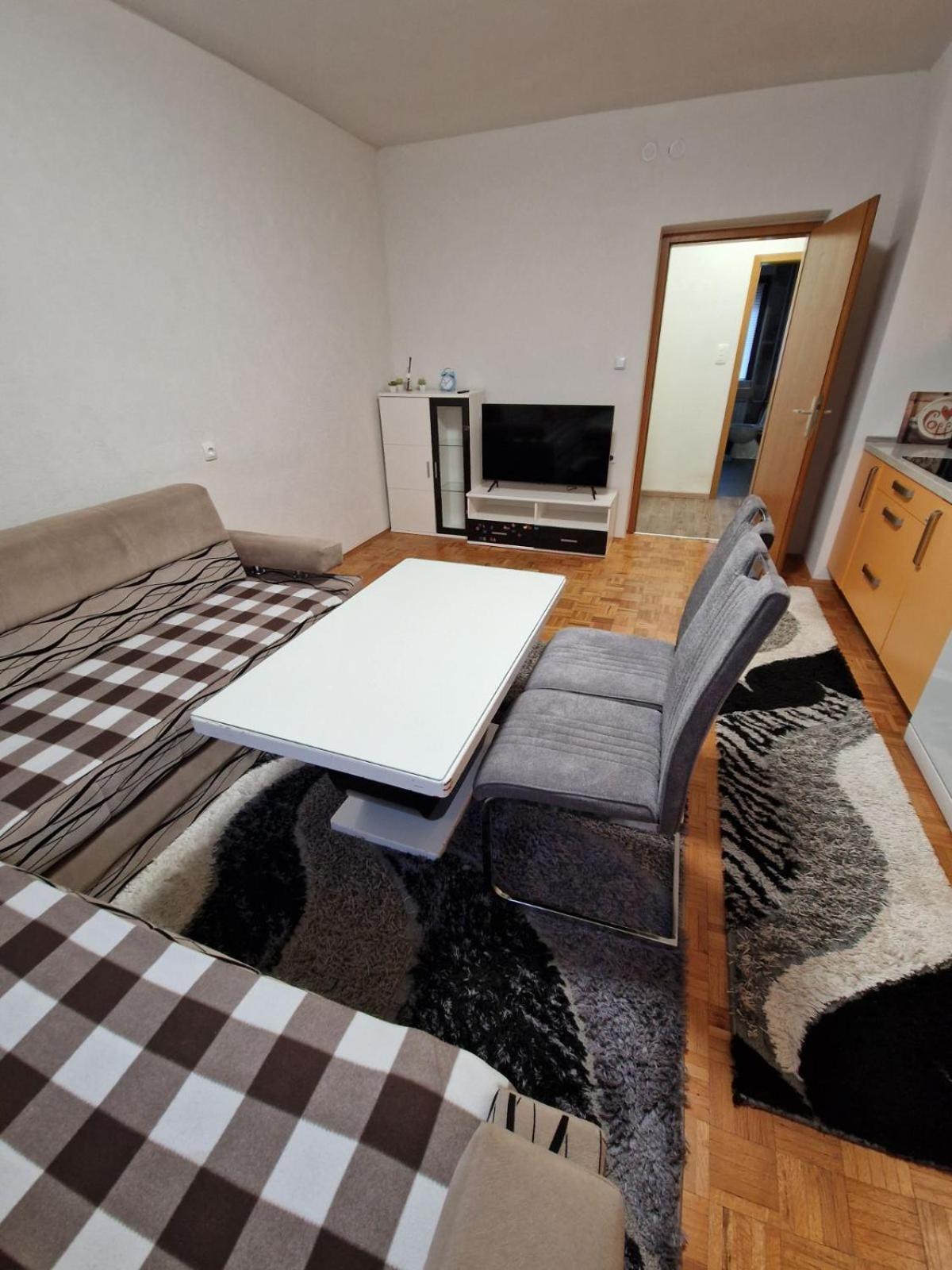 Apartma-Sobe Lejla Vipava Exterior foto